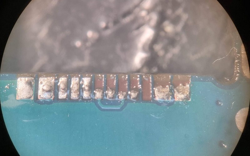 Пошкодження доріжок гнізда зарядки