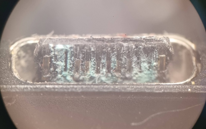 В гніздо USB C потрапила вода